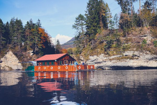 „Schwimmende Almhütte“